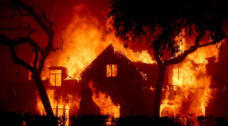 Incêndios em Los Angeles ficam fora de controle, deixam mortos e destroem casas